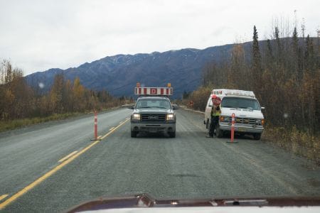 Pilot Car in der Baustelle - Mit dem Wohnmobil durch Kanada / Alaska