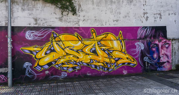 Farbenfrohes Grafitti in Deba