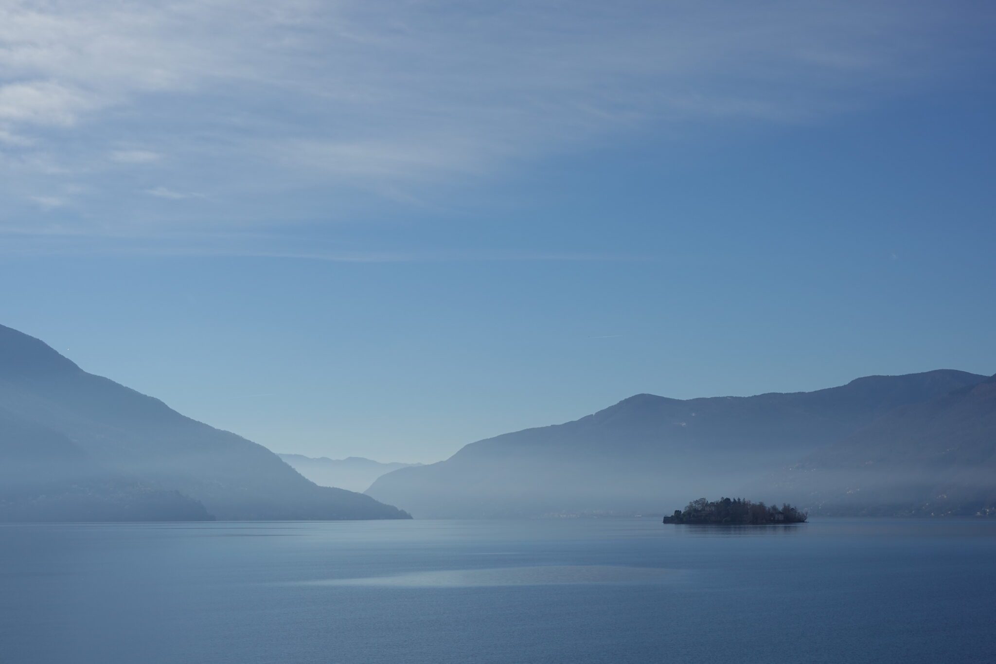 Lago Maggiore (Tessin) im Dunst